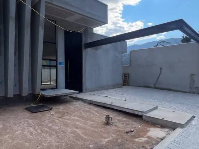 Casa para Venda em Caraguatatuba - 2